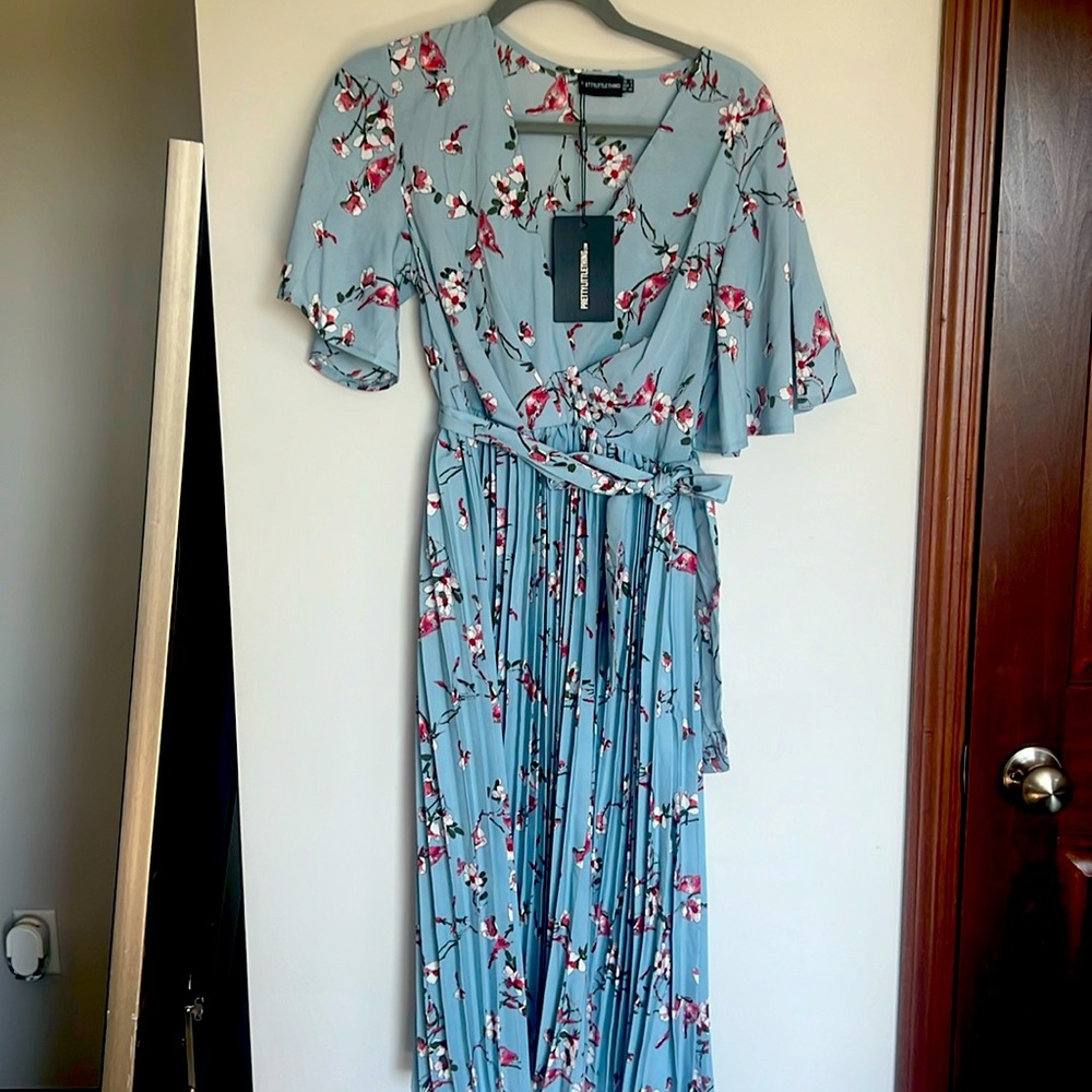 NEW Size 8 Dusty Blue Floral Pleated Midi Dress